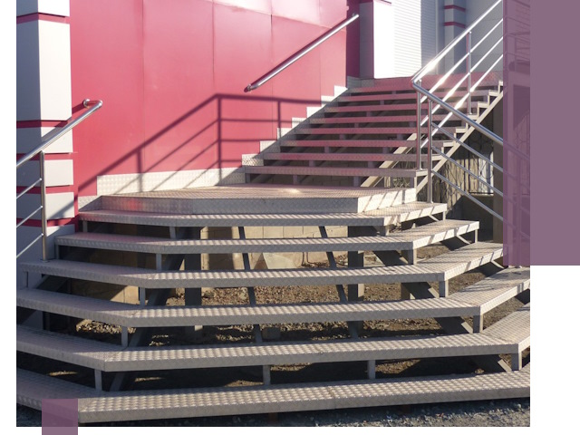 Лестницы для магазина в Снежинске — изготовление и монтаж