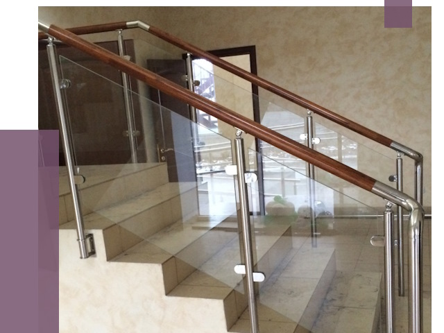 Комбинированные перила из металла и дерева в Снежинске