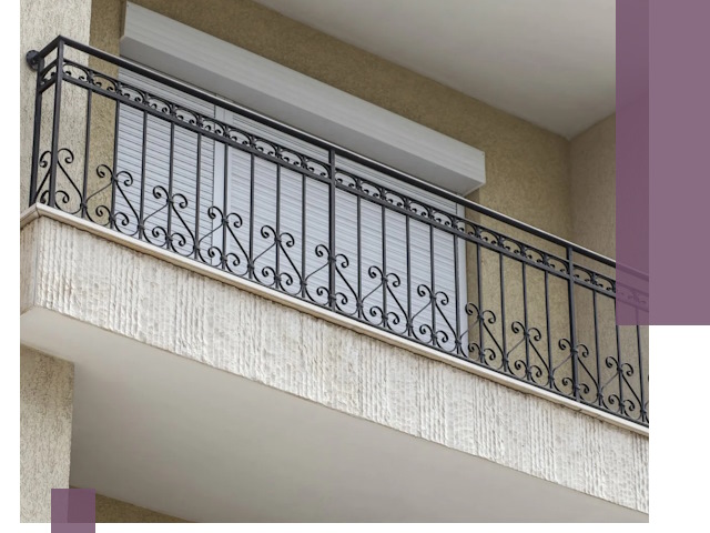 Балконные ограждения из металла и стекла в Снежинске для домов