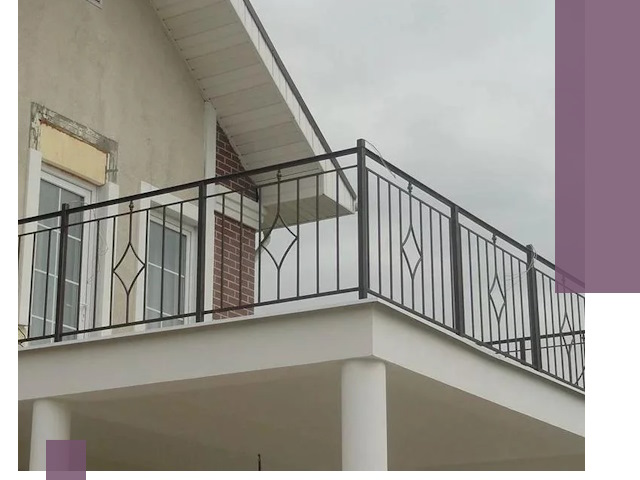 Изготовление балконных ограждений в Снежинске из металла и стекла